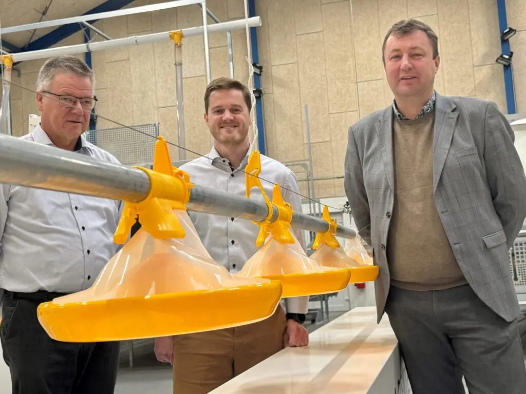 LANDMECO team ved Kick-off pan feeding system til slagtekyllinger – effektivt udstyr til fjerkræproduktion.