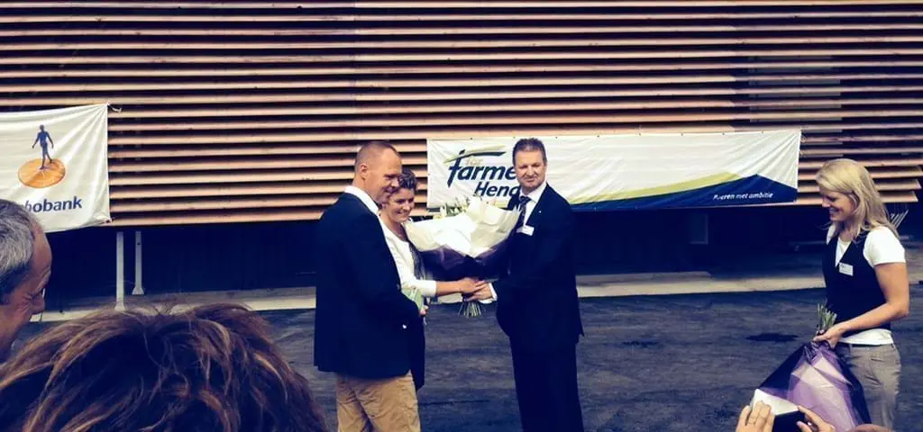 Paul Grefte Sunbroe receiving flowers during a LANDMECO poultry industry partnership event with Rabobank and ForFarmers.