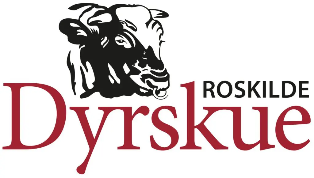 Logo for Roskilde Dyrskue med et tyrehoved og teksten 'Roskilde Dyrskue' i mørkerød skrift.