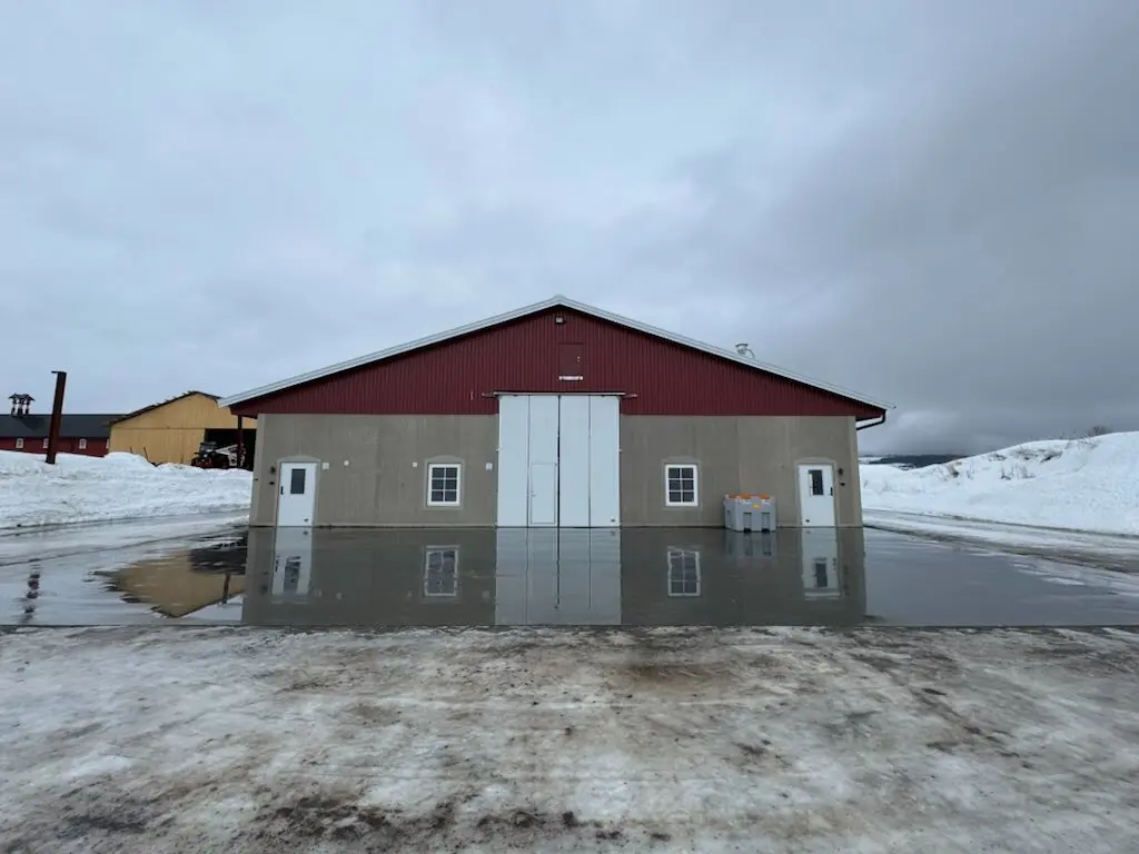 Modern poultry house at Berg Lille Farm, Norway, utilizing Landmeco's efficient broiler feeding systems.