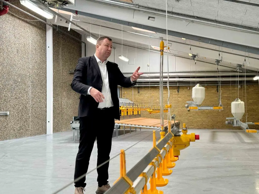 Anders Kristian Andersen viser LANDMECOs fodersystemer til slagtekyllinger i det nye showroom i Herning.