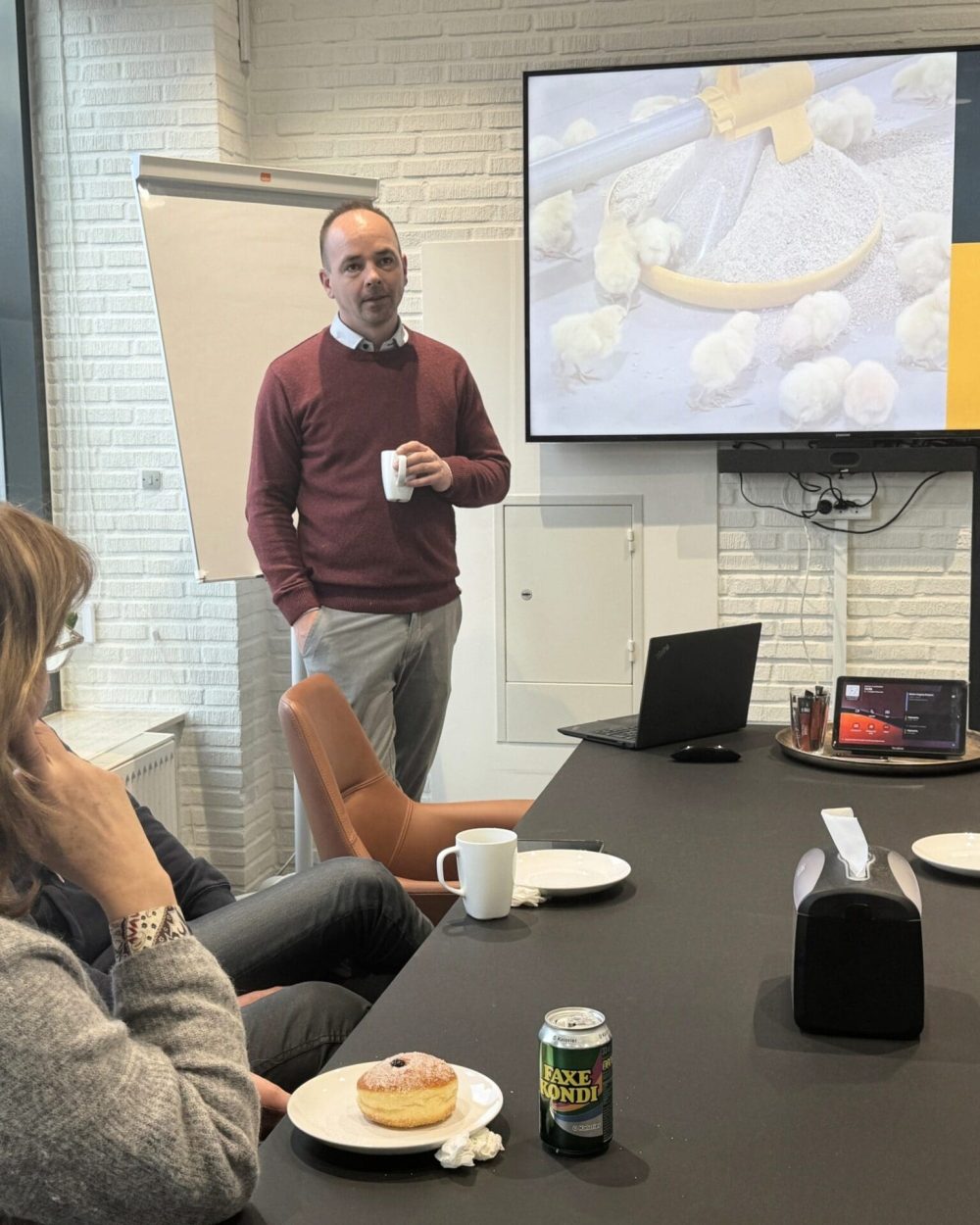 Rune Thomsen holder oplæg om fjerkræmarkedet ved LANDMECOs Kylling og kaffebord arrangement.