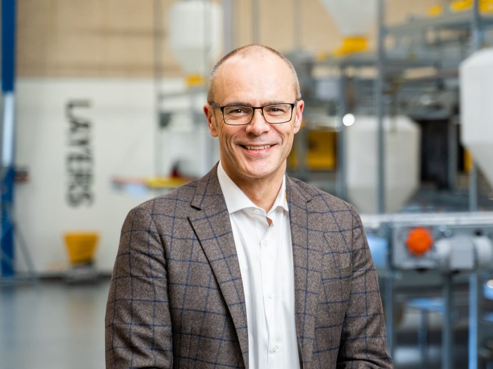 Portrait d'Alex Dybdal de LANDMECO dans une usine d'équipements avicoles pour pondeuses.