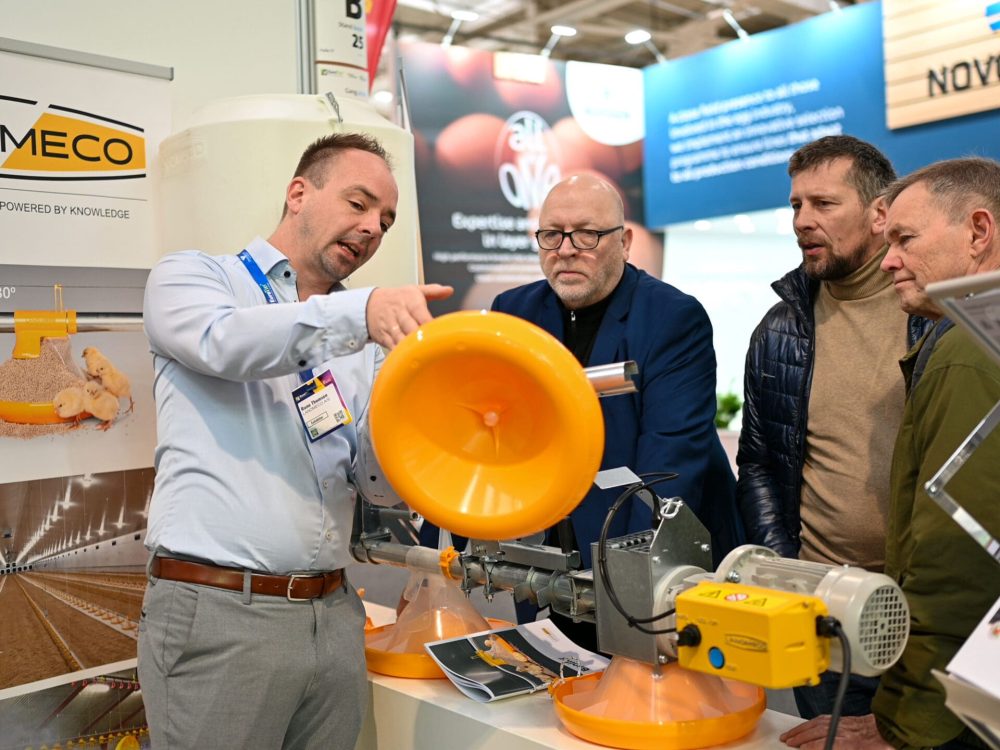 Rune Thomsen demonstrates LANDMECO's Kick-off pan feeding system to trade fair visitors.