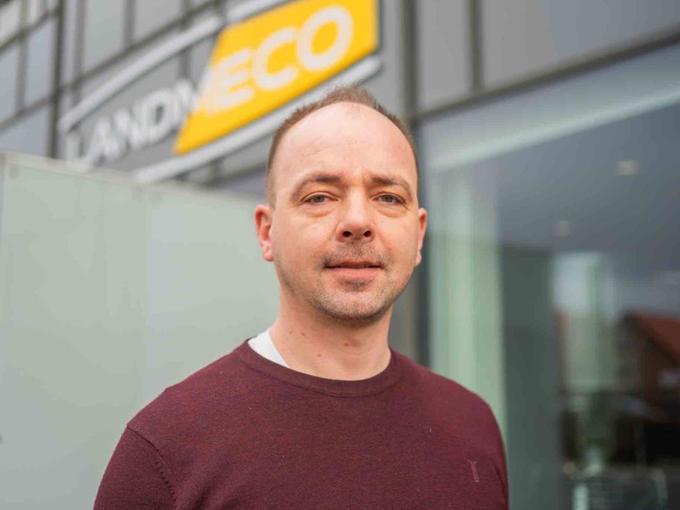 Portræt af Rune Thomsen foran LANDMECOs hovedkontor i Ølgod. Ekspert i systemer til fjerkræproduktion.