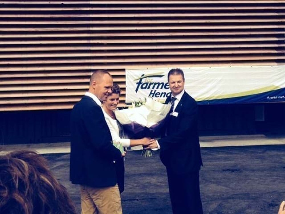 Paul Grefte Sunbroe receiving flowers during a LANDMECO poultry industry partnership event with Rabobank and ForFarmers.