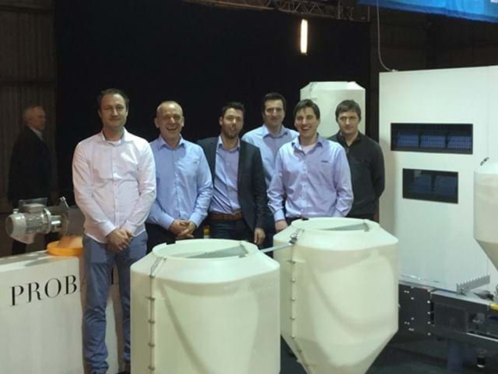 LANDMECO team showcasing automated poultry feeding and housing equipment at the Agridagen exhibition booth.