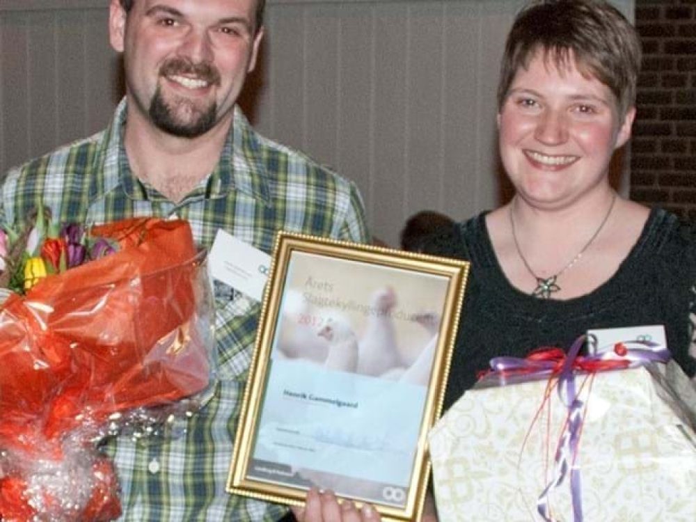 Award winners holding flowers and the Landmeco Årets Slagtekyllingeproducent certificate for broiler production.